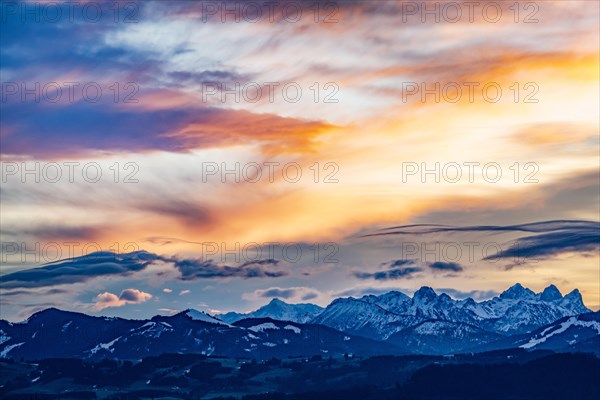 Sunrise in winter over the snow-covered Allgäu Alps, on the right the Kellenspitze, the Gimpel and