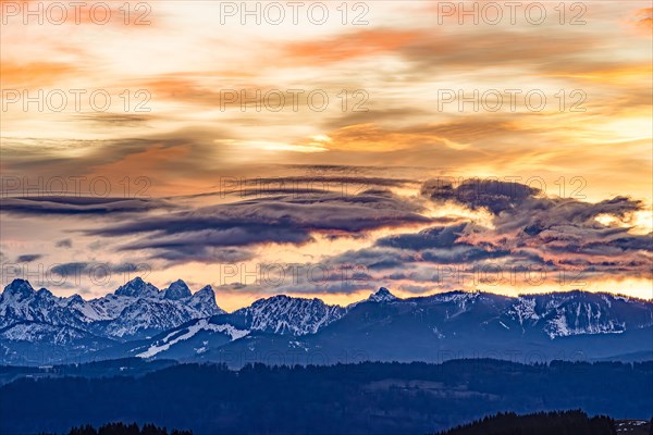 Sunrise in winter over the snow-covered Allgäu Alps, on the left the Kellenspitze, the Gimpel and