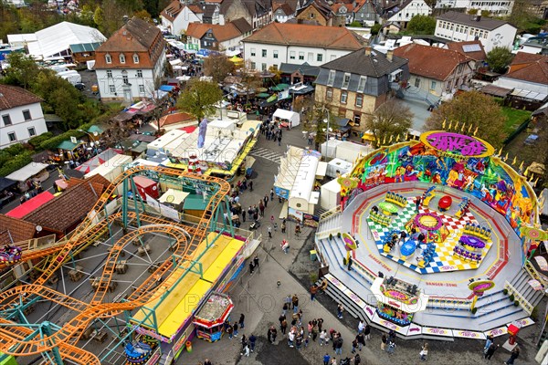 Fairground rides, market stalls and booths, Kalter Markt folk festival, Kaale Määrt, funfair,