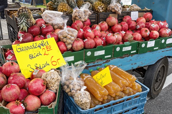 Pomegranates on offer, fruit, market stall, Kalter Markt fair, Kaale Määrt, funfair, fairground,