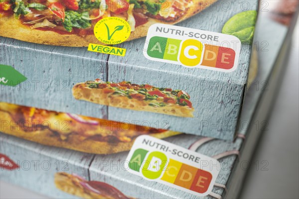 NUTRI-SCORE label, nutritional labelling system, packaging from MIA PINSA made from sourdough,