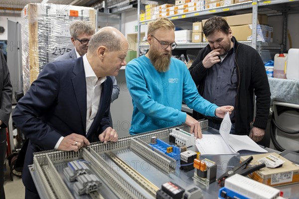 Federal Chancellor Olaf Scholz, SPD, visits the company ST Gebäudetechnik in Potsdam. Here in