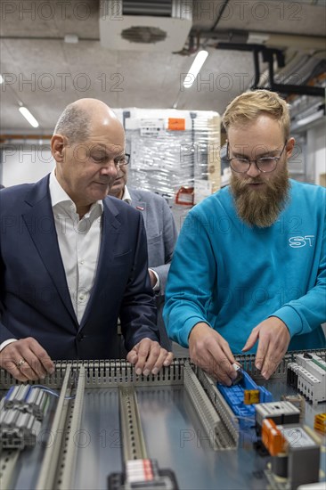 Federal Chancellor Olaf Scholz, SPD, visits the company ST Gebäudetechnik in Potsdam. Here in