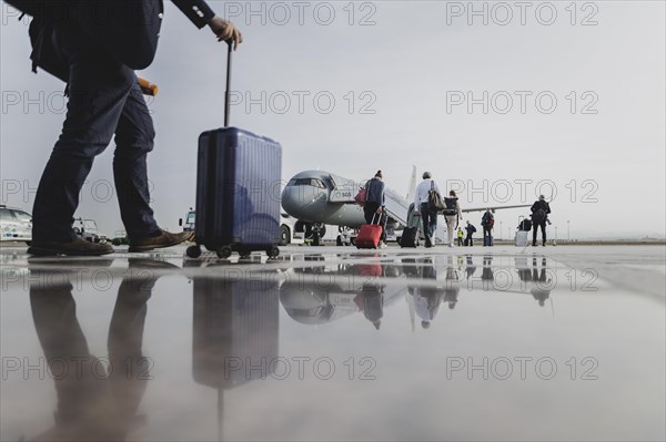 The delegation boards the government aircraft A321 in front of departure to Kenya in Jeddah, 25