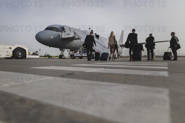 The delegation boards the government aircraft A321 in front of departure to Kenya in Jeddah, 25