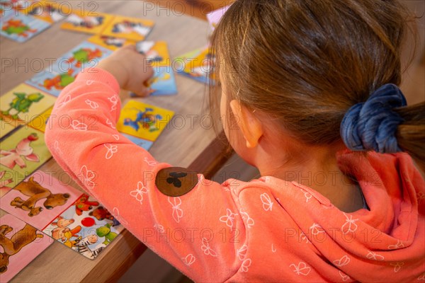 Symbolic image: Child plays to promote speech in speech therapy