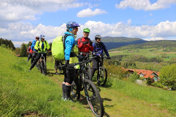 Participants of the Trans Bayerwald from the DAV Summit Club take a short break. In the background