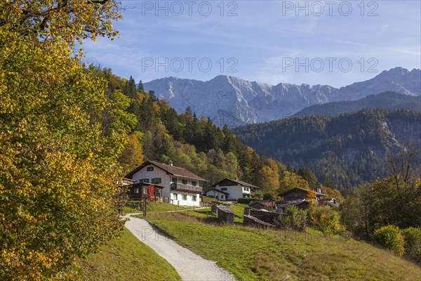Graseck Alm with huts, hiking trail, Dreitorspitze and Wetterstein mountains,