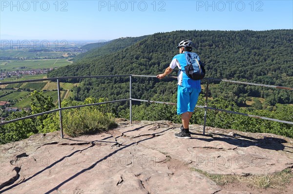 Mountain bikers on the viewing platform of the Neukastel castle ruins above Leinsweiler, Suedliche