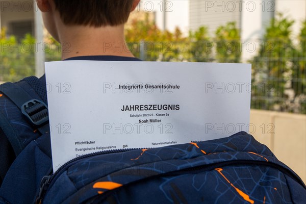 Symbolic image of report cards: Pupils at an integrated comprehensive school on their way home with