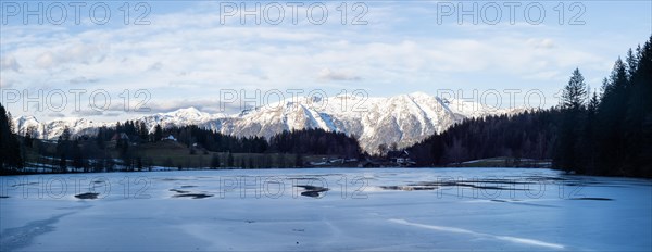 Winter mood, frozen Gleinkersee, behind the Sengsengebirge, panoramic view, Spital am Pyhrn, Totes