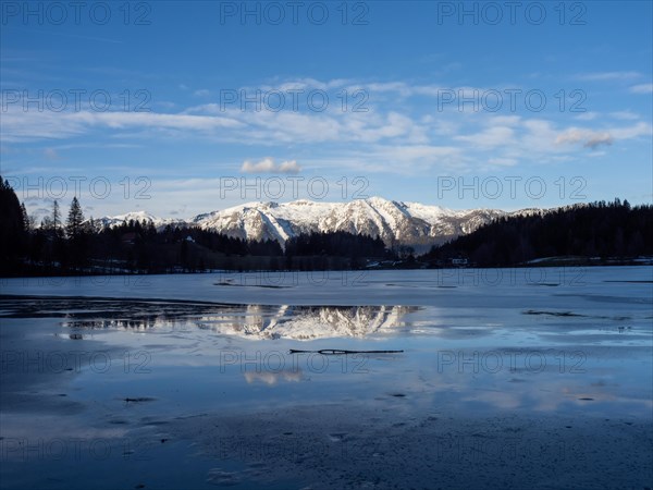 Winter mood, frozen Gleinkersee, behind the Sengsengebirge, reflection, Spital am Pyhrn, Totes
