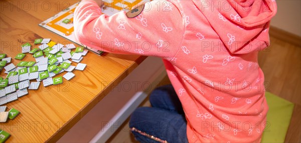 Symbolic image: Child plays to promote speech in speech therapy