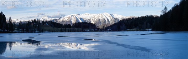 Winter mood, frozen Gleinkersee, behind the Sengsengebirge, reflection, panoramic shot, Spital am