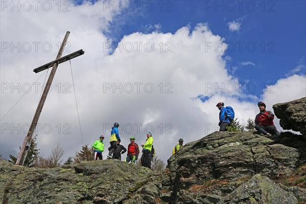 Participants of the Trans Bayerwald from the DAV Summit Club take a break on the summit of the