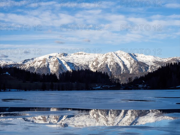 Winter mood, frozen Gleinkersee, behind the Sengsengebirge, reflection, Spital am Pyhrn, Totes
