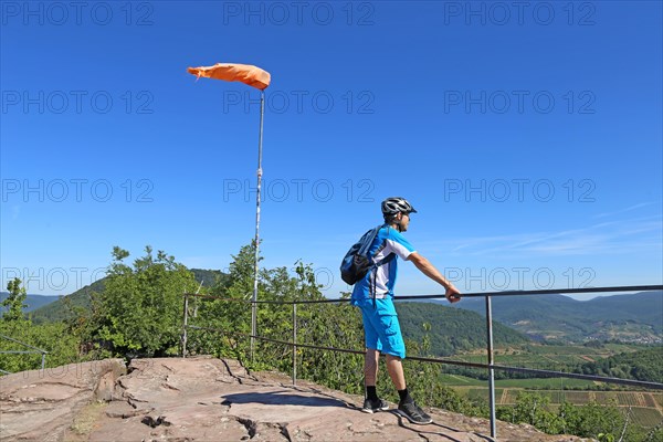 Mountain bikers on the viewing platform of the Neukastel castle ruins above Leinsweiler, Suedliche