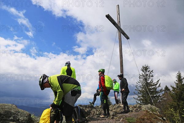 Participants of the Trans Bayerwald from the DAV Summit Club take a break on the summit of the