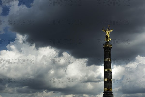 The Victory Column on the Strasse des 17. Juni under a gloomy sky, crisis, weather, bad weather,