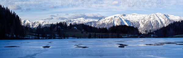 Winter mood, frozen Gleinkersee, behind the Sengsengebirge, panoramic view, Spital am Pyhrn, Totes