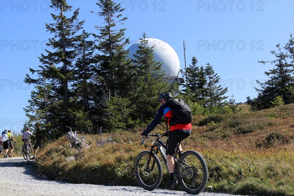 Mountain bike tour through the Bavarian Forest with the DAV Summit Club: Mountain bikers on the