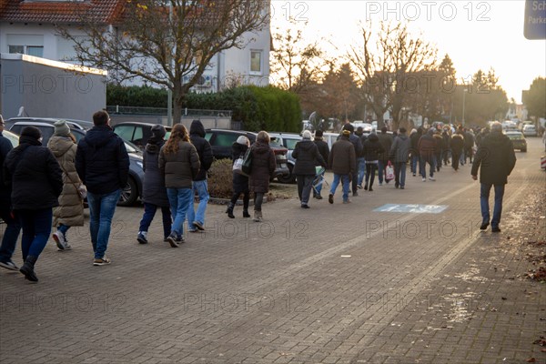 Vaccination bus in Mutterstadt, Rhineland-Palatinate. A queue of several hundred metres forms in