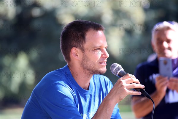 Mannheim: Lawyer Markus Haintz speaks at a vigil against the federal government's coronavirus