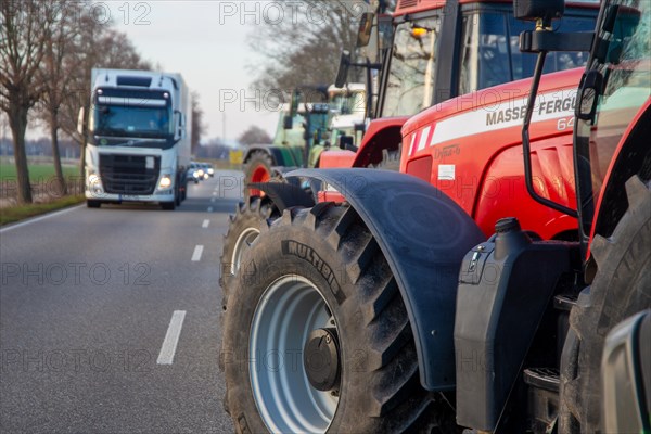 Farmers' protests in the southern Palatinate near Landau: near Hochstadt, farmers blocked a lane of