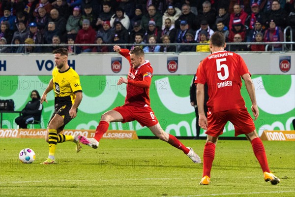 Football match, Niclas FUeLLKRUG Borussia Dortmung left runs away, captain Patrick MAINKA 1.FC