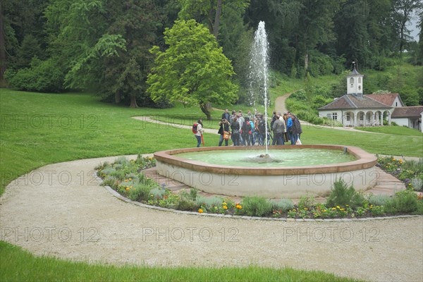 Park, fountain with fountain and guardhouse, group of people, princely camp, Auerbach, Bensheim,