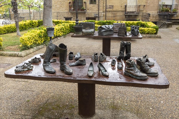 Artwork bronze sculpture by Koko Rico 'Viajeros/Bidaiariak Izenekoa' 2004, Laguardia, Alava, Basque