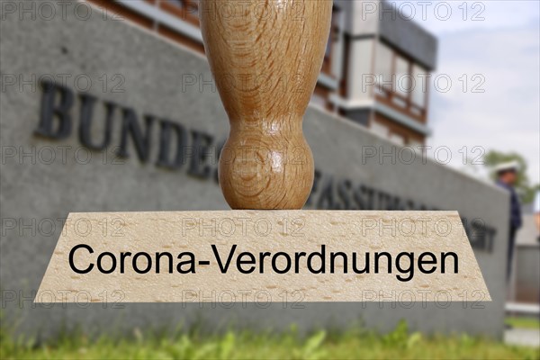 Symbolic image of the constitutional complaint against corona regulations: In the foreground a