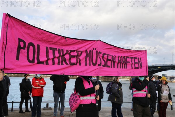 Mainz: A demonstration against the coronavirus measures took place under the slogan One year of