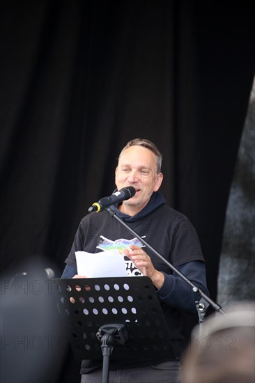 Lawyer Ralf Ludwig speaks at the large lateral thinker demonstration in Stuttgart. The motto of the