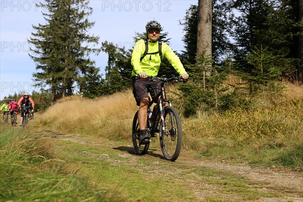 Mountain bike tour through the Bavarian Forest with the DAV Summit Club: Mountain bikers in the