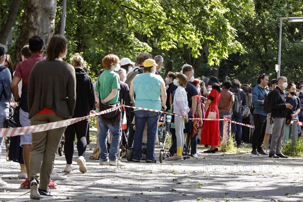 Vaccinees stand in a long queue. Neighbourhood residents in the Tempelhof Schoeneberg district can
