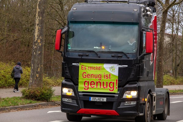 Farmers' protests in Ludwigshafen am Rhein: Large convoy of farmers and haulage companies from the