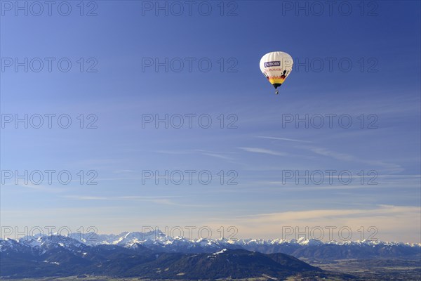 Hot air balloon rides in the blue sky over the Wetterstein mountains with Zugspitze and Ammergau