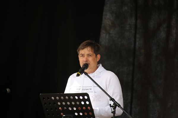 Michael Ballweg speaks at the large lateral thinkers' demonstration in Stuttgart. The motto of the