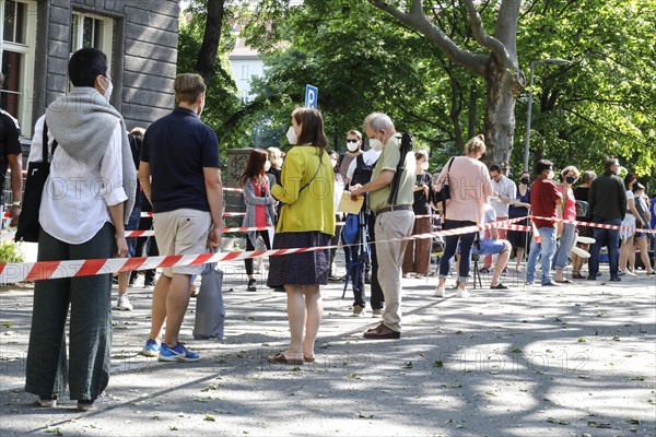 Vaccinees stand in a long queue. Neighbourhood residents in the Tempelhof Schoeneberg district can