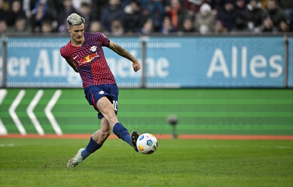 Goal kick, action, goal chance Benjamin Sesko RasenBallsport Leipzig RBL (30) WWK Arena, Augsburg,