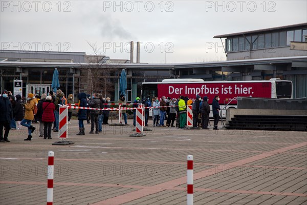 Vaccination bus in Mutterstadt, Rhineland-Palatinate. A queue of several hundred metres forms in