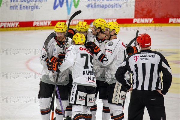 Loewen Frankfurt celebrate after scoring a 2:2 equaliser against Adler Mannheim in the SAP Arena