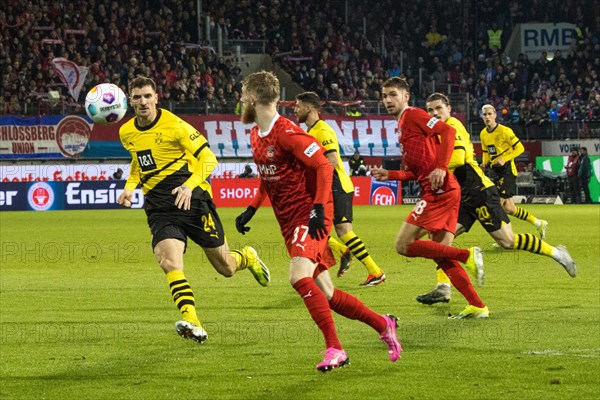 Football match, captain Patrick MAINKA 1.FC Heidenheim is pressurised by l.t.r. Nico SCHLOTTERBECK