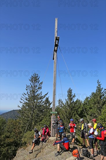 Mountain bike tour through the Bavarian Forest with the DAV Summit Club: stopover on the summit of