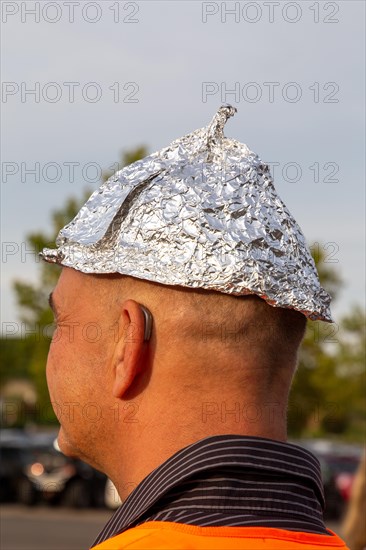 Self-deprecating aluminium hat wearer at a Monday demonstration against the corona measures in Bad