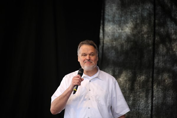 Molecular biologist Dr Stefan Lanka speaks at the large-scale lateral thinking demonstration in