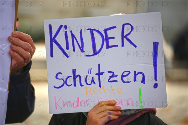 Corona protests in Mannheim: Several hundred opponents of the current corona measures gather at a