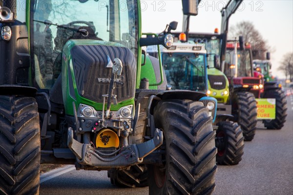 Farmers' protests in the southern Palatinate near Landau: near Hochstadt, farmers blocked a lane of