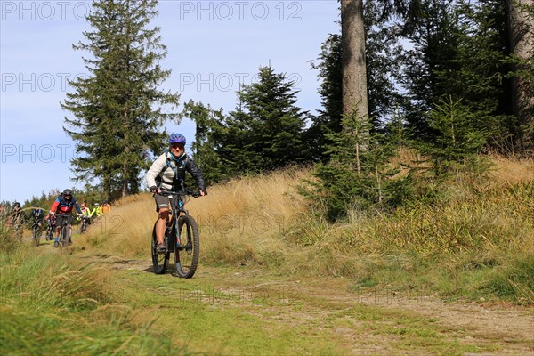 Mountain bike tour through the Bavarian Forest with the DAV Summit Club: Mountain bikers in the